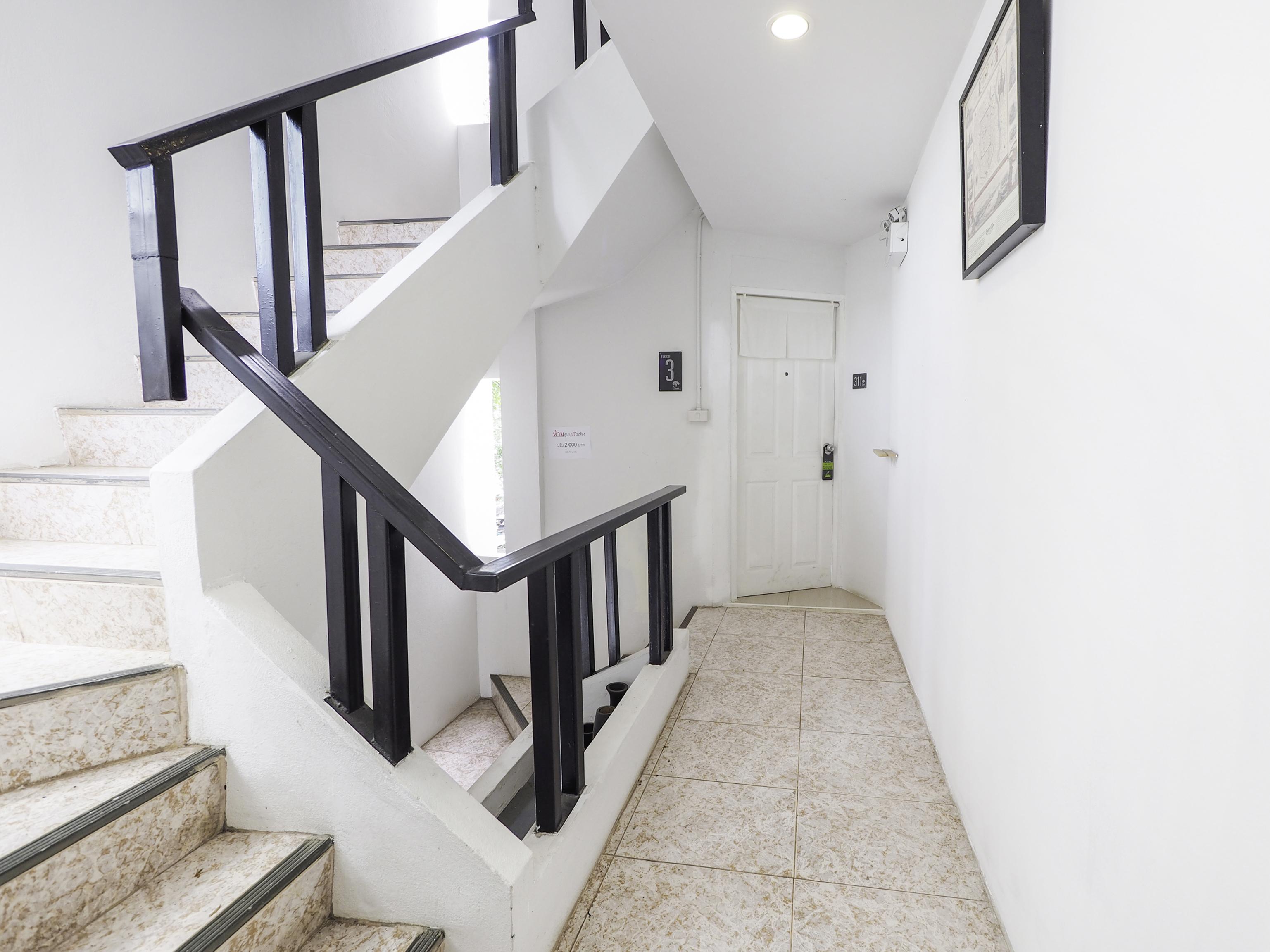 Oyo 983 The Private Hotel Чиангмай Экстерьер фото